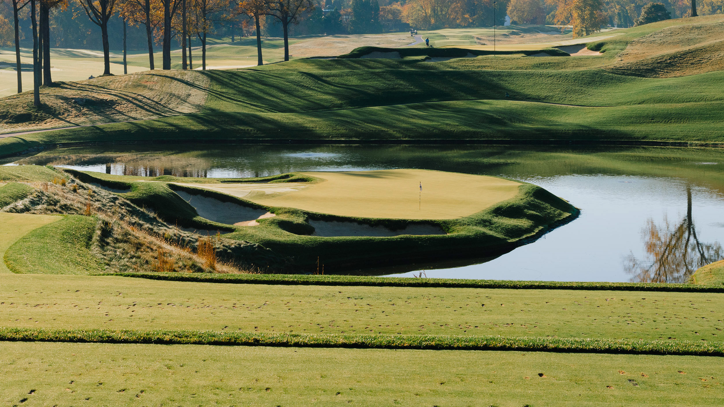 The downhill par-3 10th at Congressional (Blue)