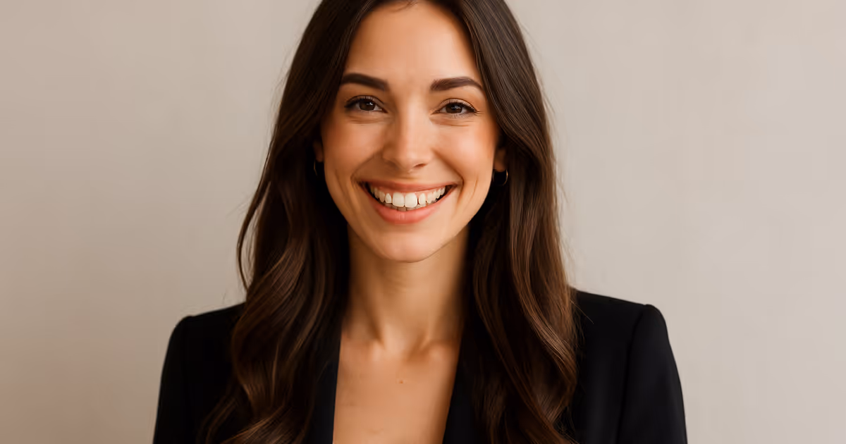 „Lächelnde Influencerin mit natürlichem Make-up beißt sich verspielt auf die Unterlippe – Darstellung von Social Media Präsenz und digitalem Ausdruck.“