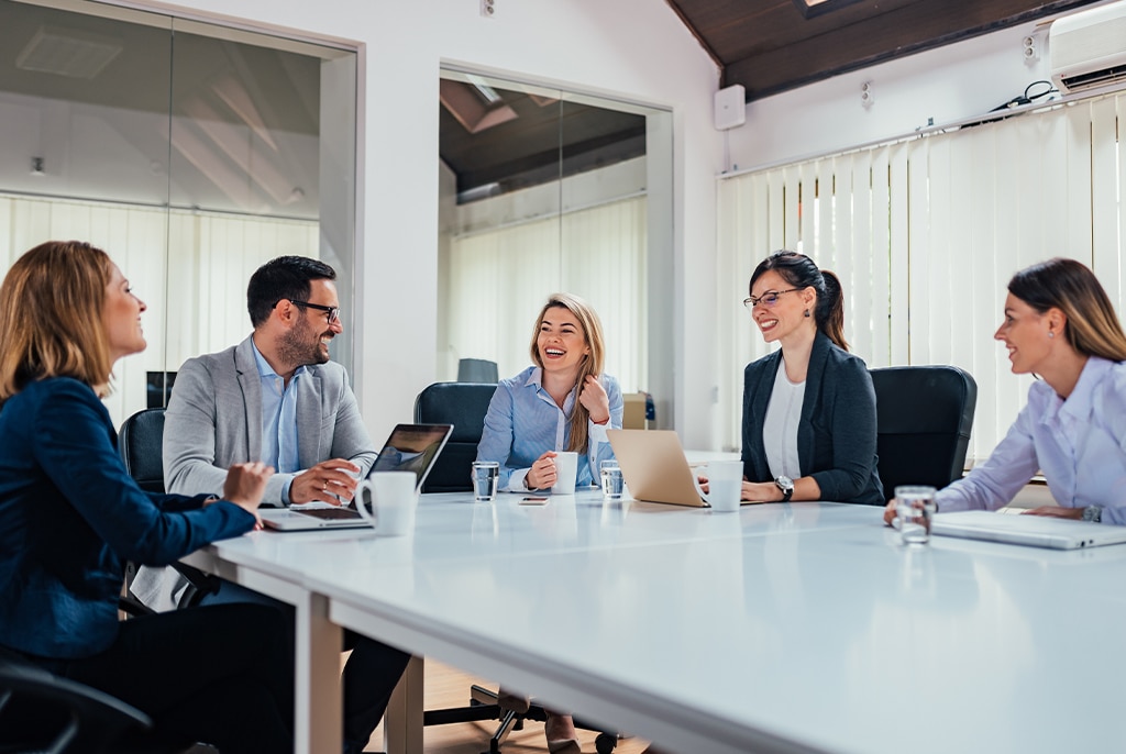 Founder Peer Groups vs. 1:1 Coaching: EO, YPO, Vistage, and What Each Actually Solves