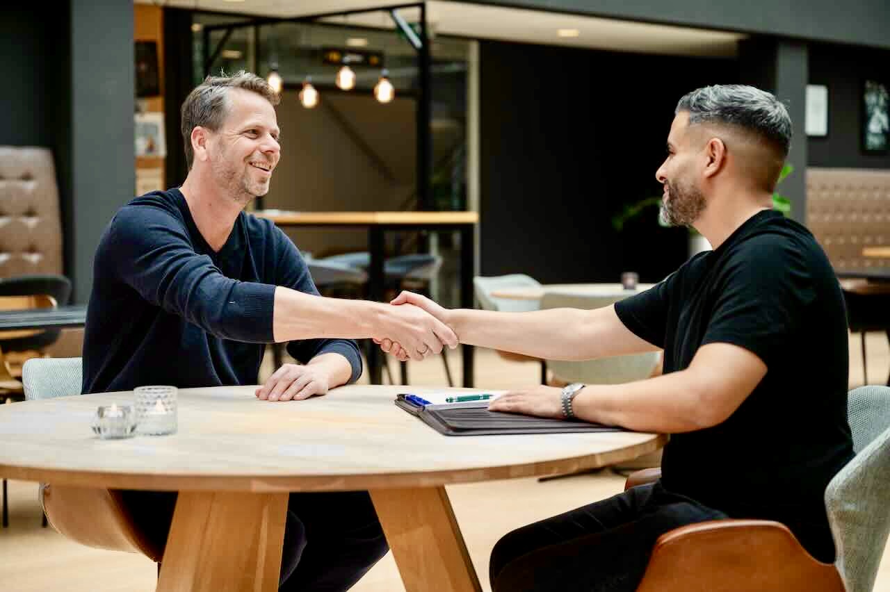 René den Dulk schudt hand