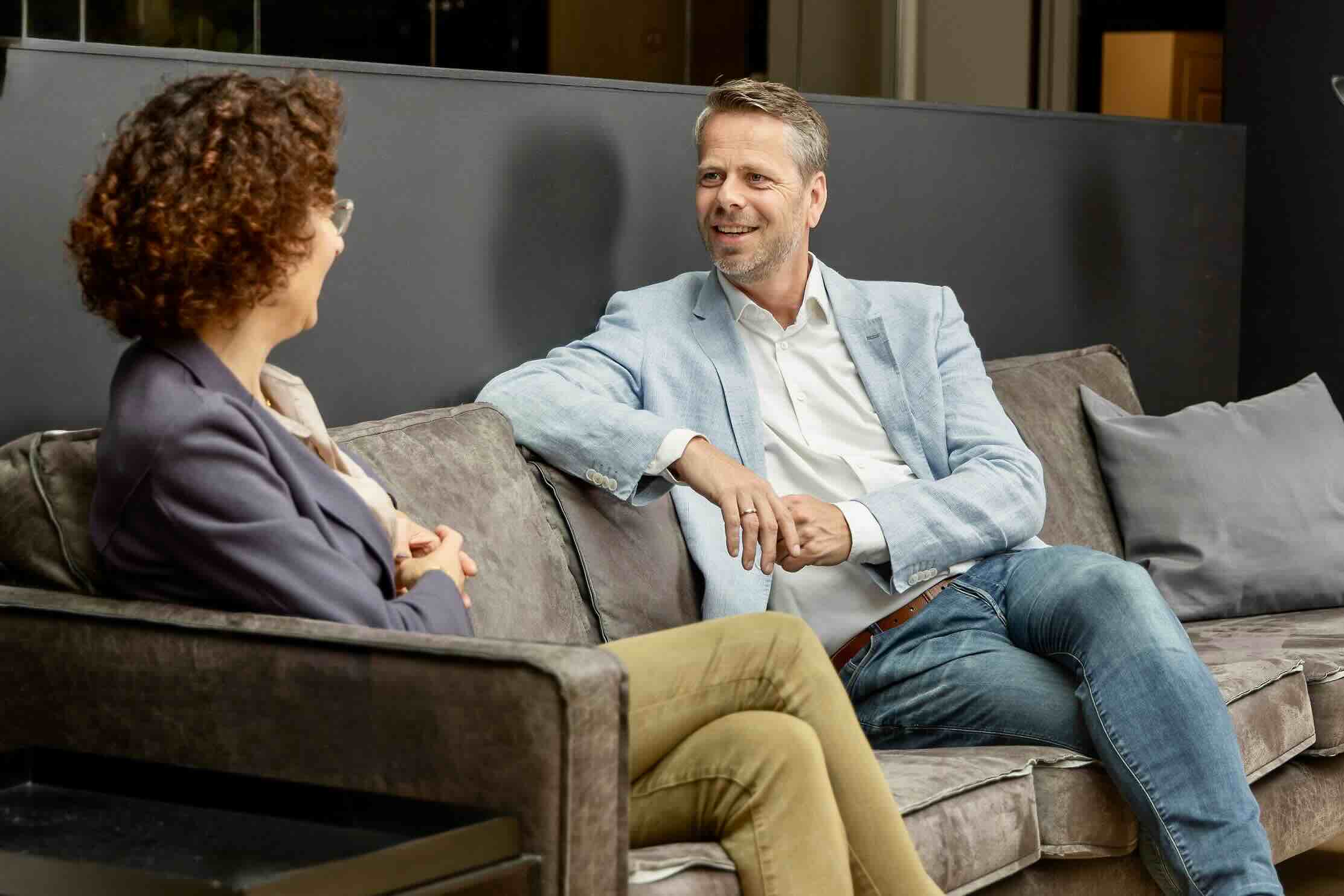 René den Dulk op de bank in gesprek met klant
