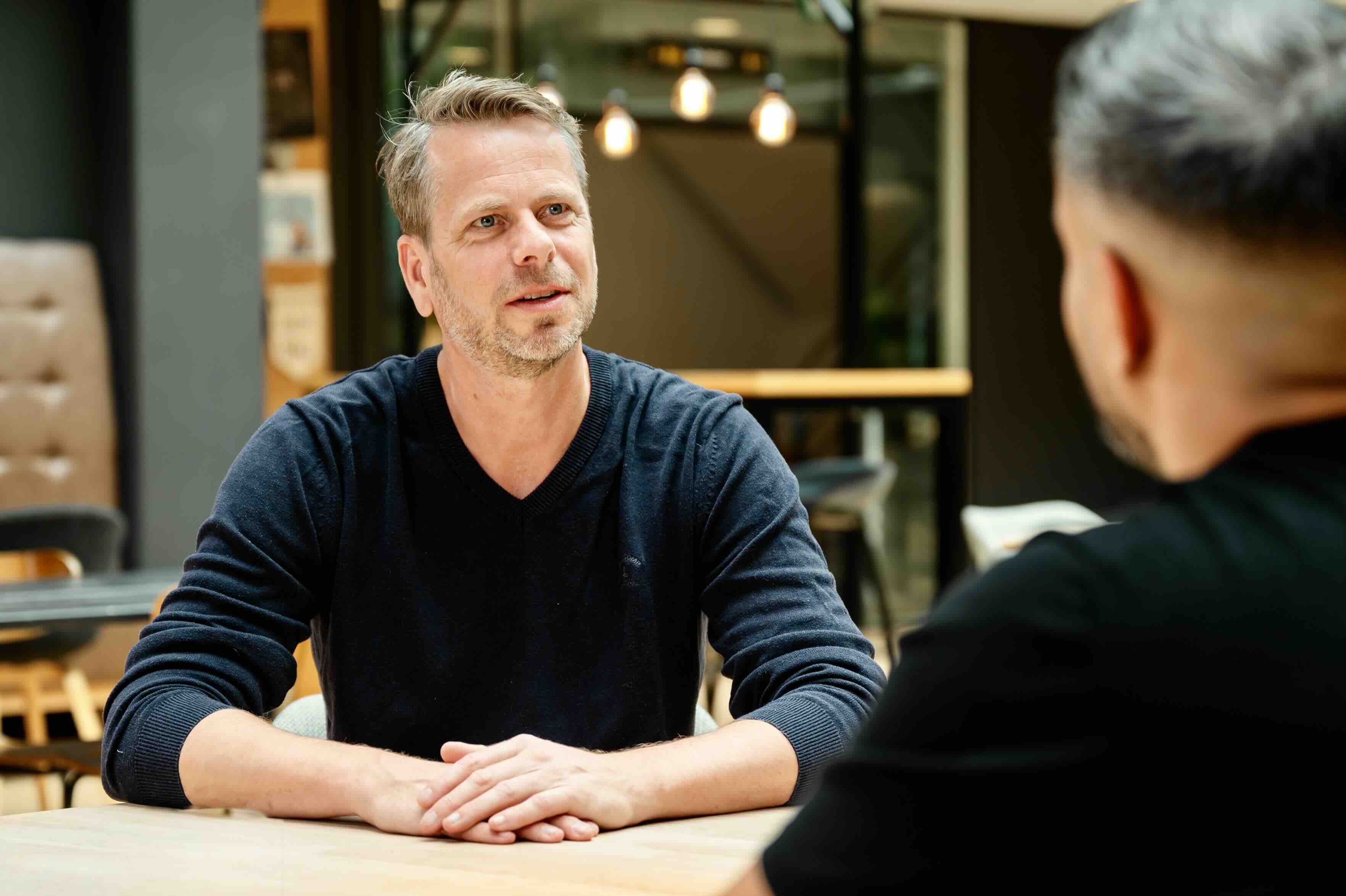 Rene in gesprek met een medewerker