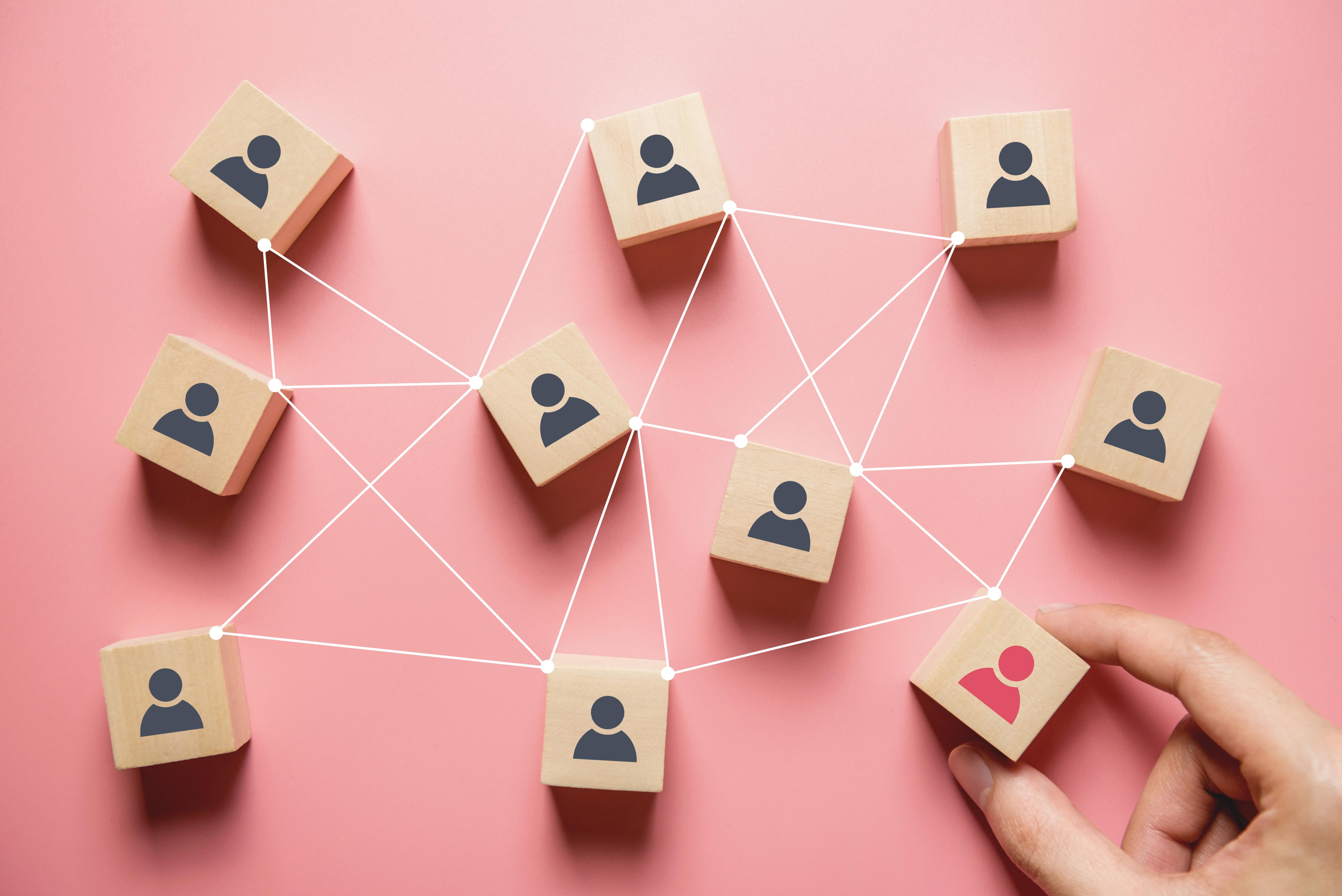 Afbeelding van blokjes die personen voorstellen in een netwerk