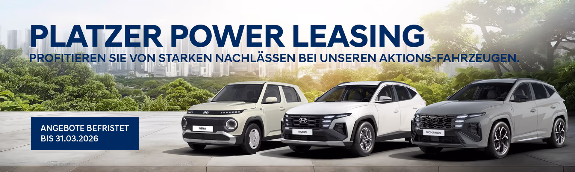 Drei Hyundai Autos, darunter ein weißer Hyundai INSTER, ein weißer Hyundai TUCSON und ein grauer Hyundai TUCSON N Line, vor einer grünen Landschaft und Stadtsilhouette.