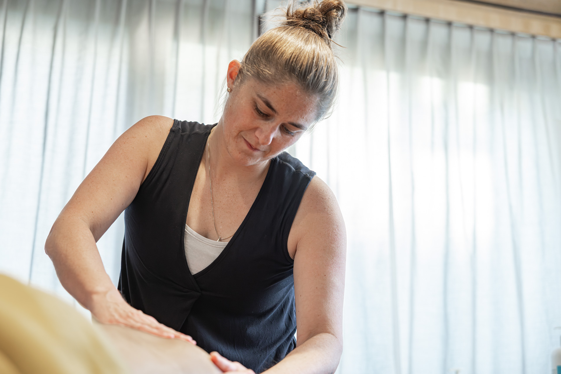 Masseurin Angela Hoch von Hoch-Gefühl bei der Ausführung einer therapeutischen oder klassischen Massage in ihrer Praxis in Diepoldsau. Nahaufnahme der Behandlung zur Entspannung und Schmerzlinderung.