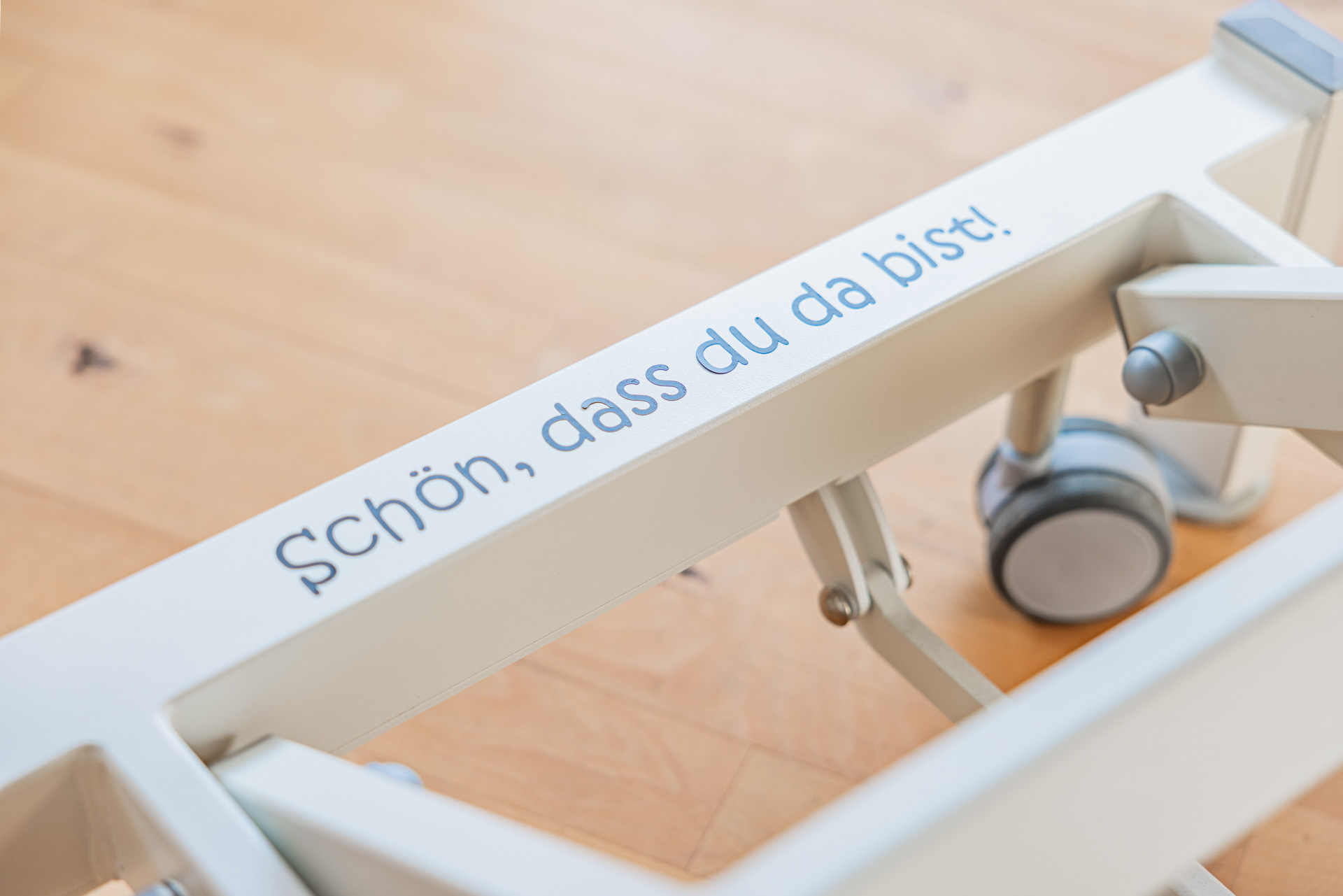 Nahaufnahme der Massageliege mit dem Schriftzug "Schön, dass du da bist!" in der Praxis Hoch-Gefühl, Massage by Angela in Diepoldsau. Detail, das die Gastfreundschaft und den herzlichen Empfang betont.