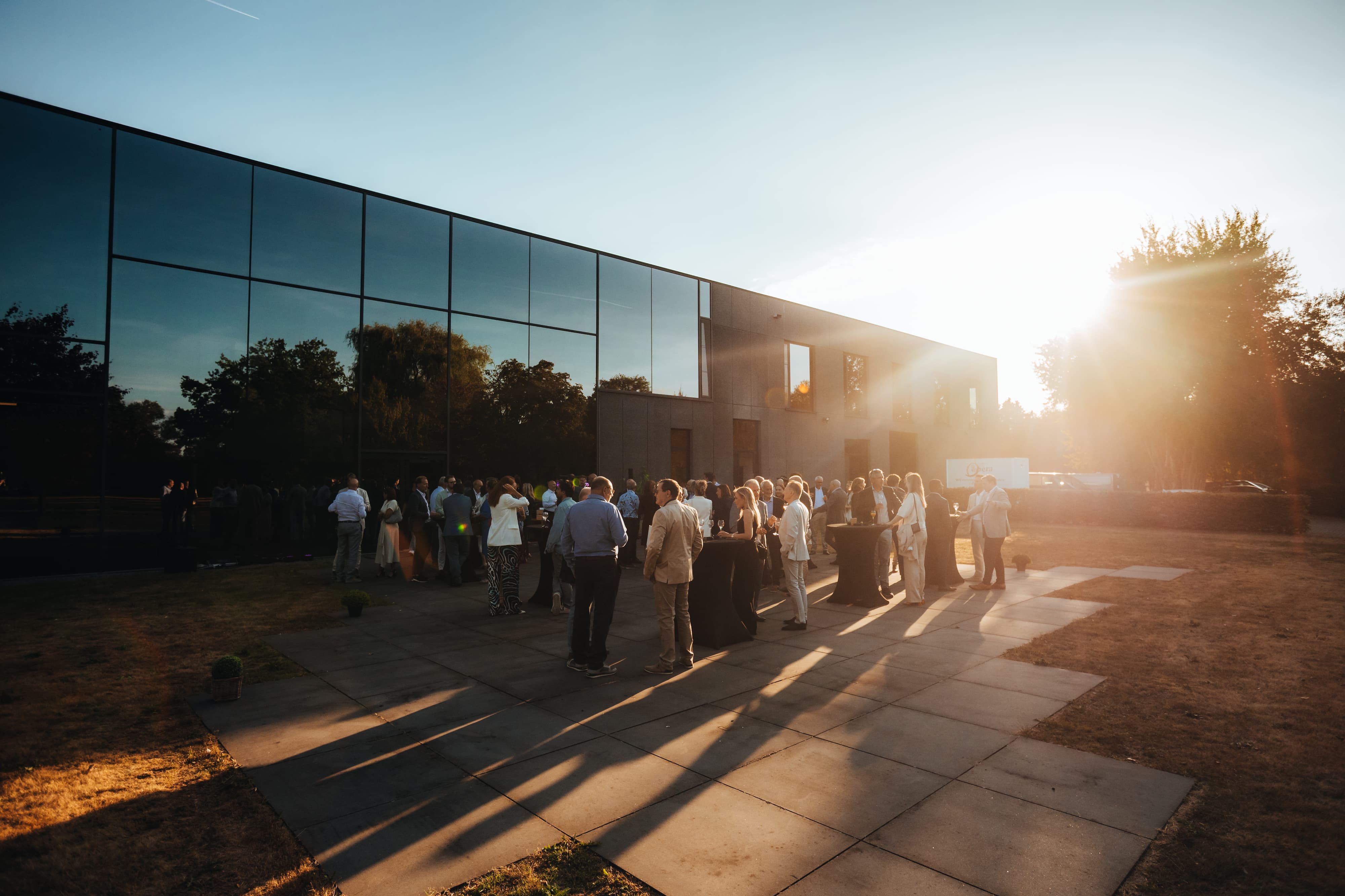 Bezoekers verzamelen bij zonsondergang voor de ingang van Galaxy Studios in Mol