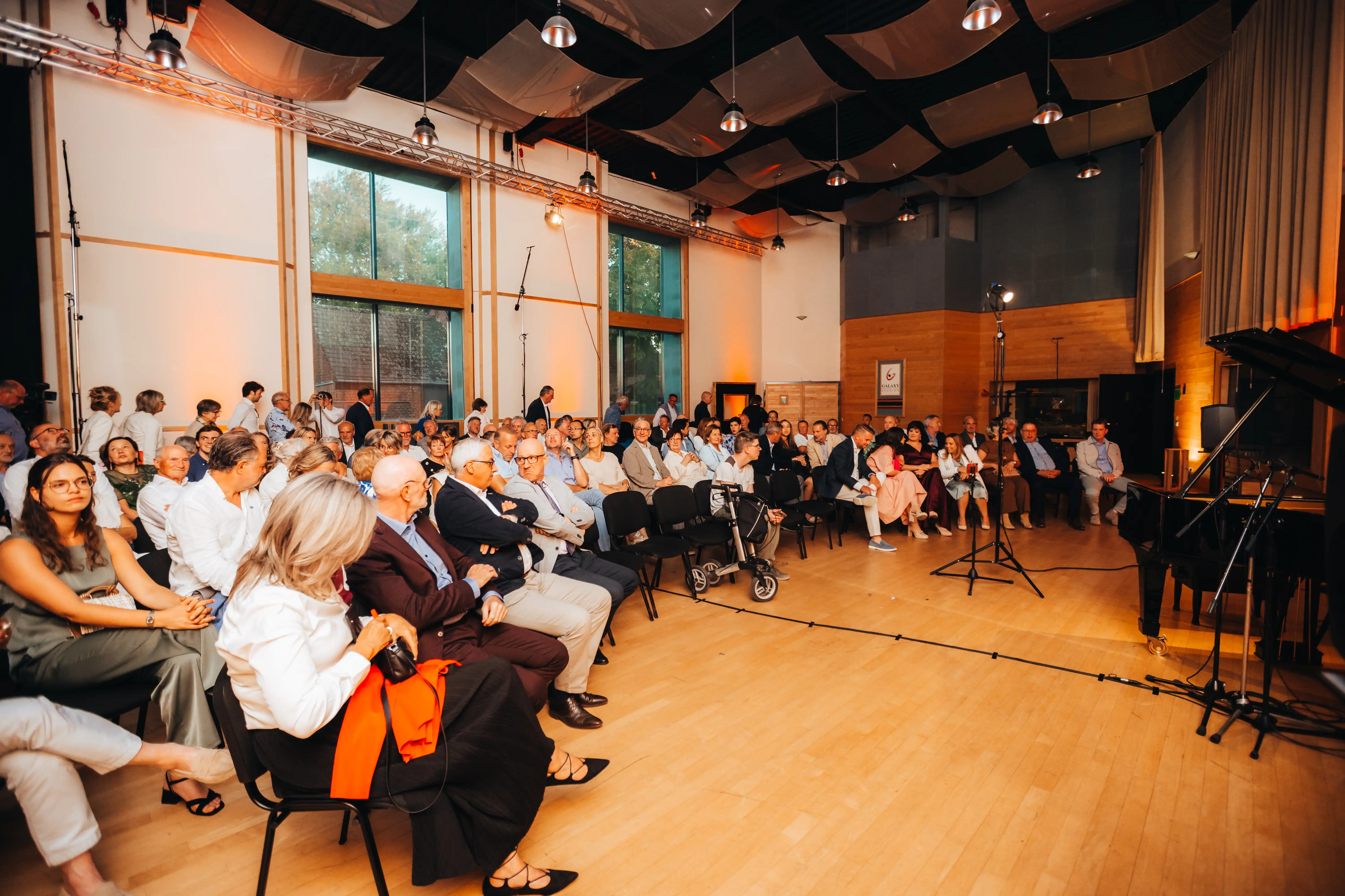 Volle Galaxy Hall met publiek en de vleugel klaar voor aanvang