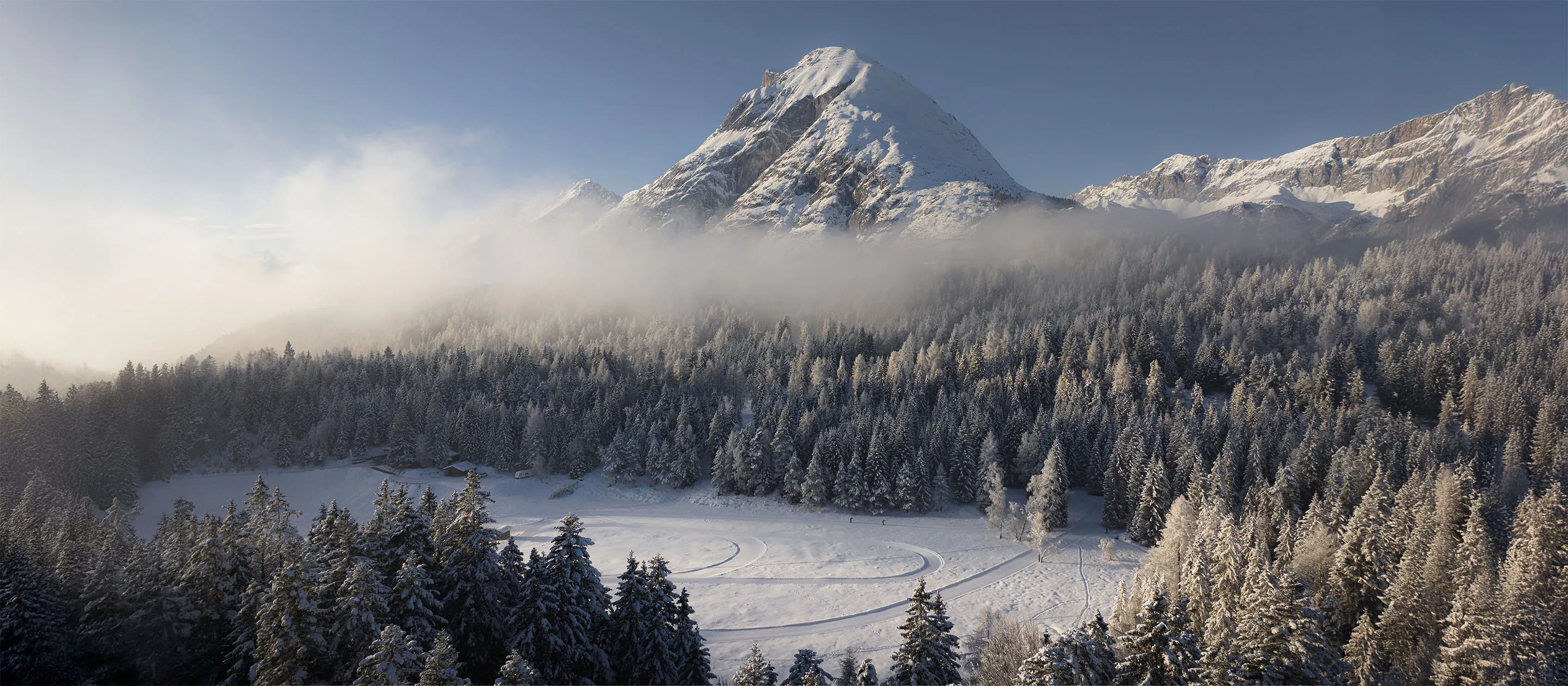 Verschneiter Winterwald vor der Hohen Munde.