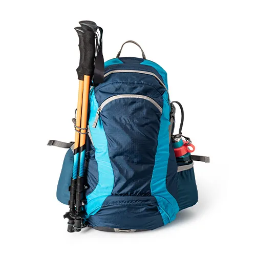 Wanderrucksack mit Trekkingstöcken und Trinkflasche.