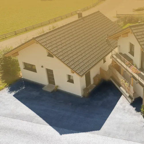 Luftaufnahme des Chalets mit farblich hervorgehobenem, gut sichtbarem Parkplatz.