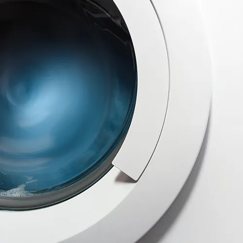 Frontlader-Waschmaschine mit wirbelndem Wasser.