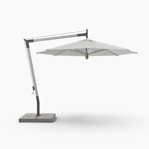 Weißer Sonnenschirm mit Standfuß.