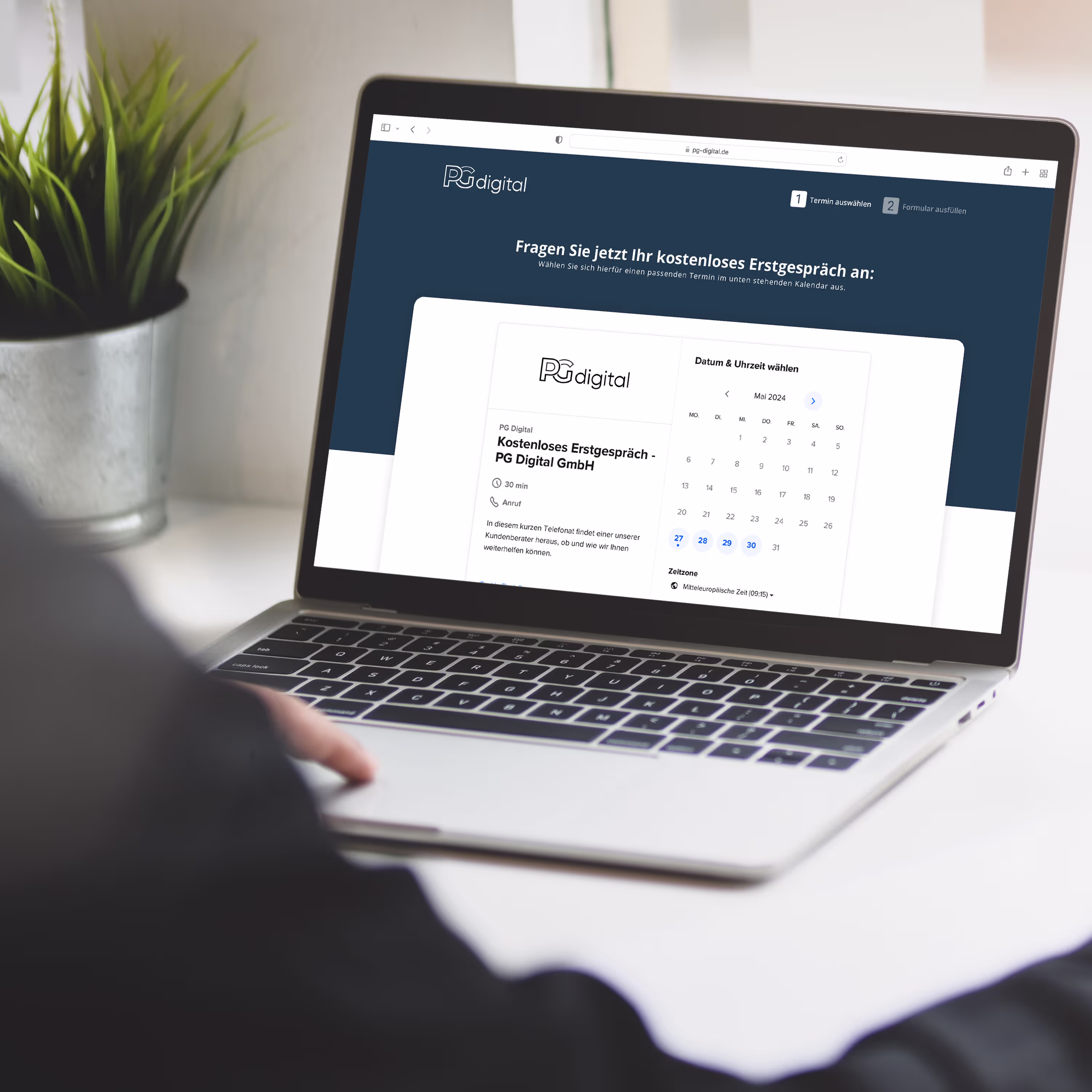 Person plant ein kostenloses Erstgespräch bei PG Digital GmbH über einen Online-Kalender auf dem Laptop.