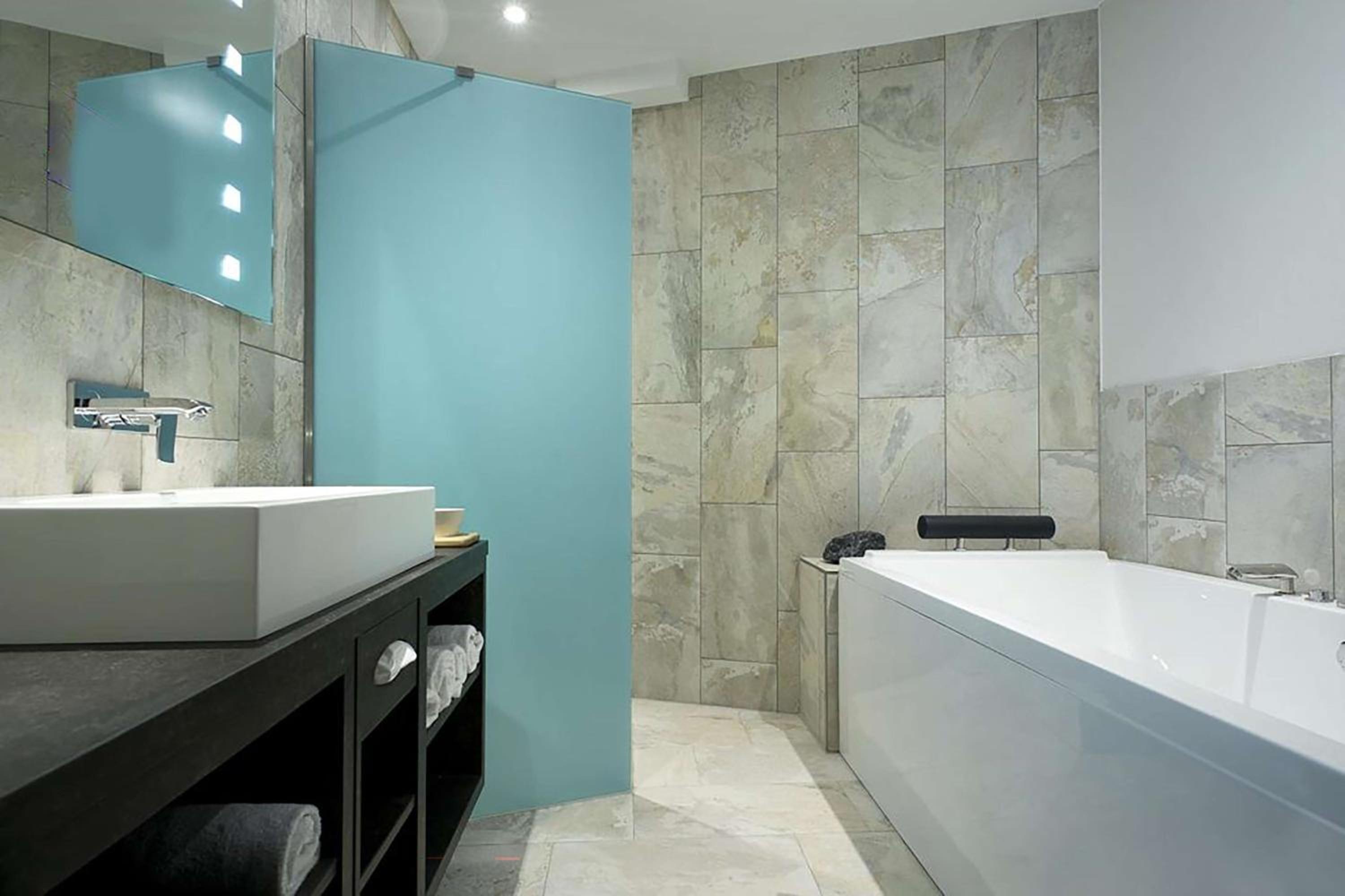 1 overnachting bij Haven Hotel Rotterdam, Curio Collection by Hilton, foto 2
