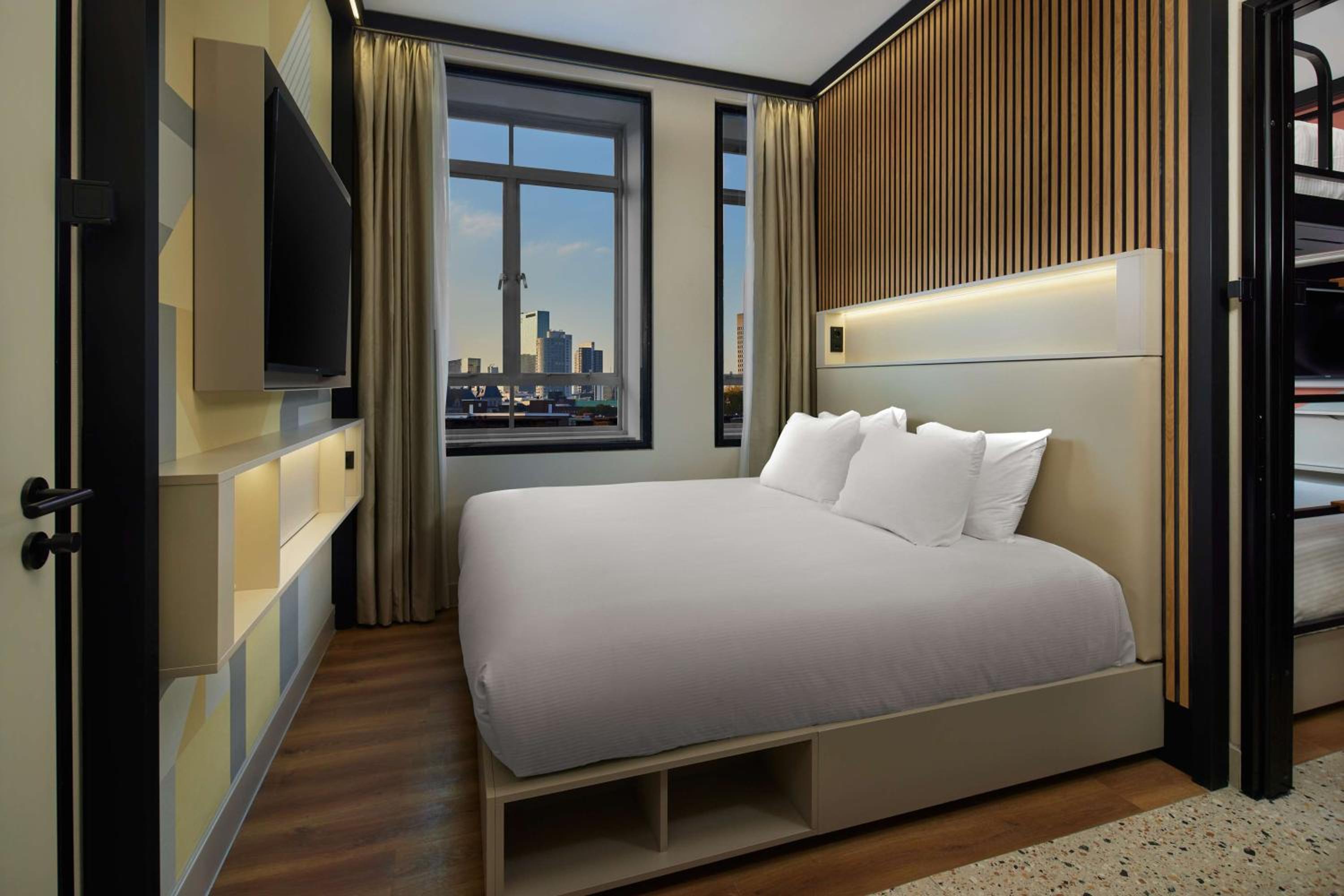 1 overnachting bij Motto by Hilton Rotterdam City Centre, foto 2