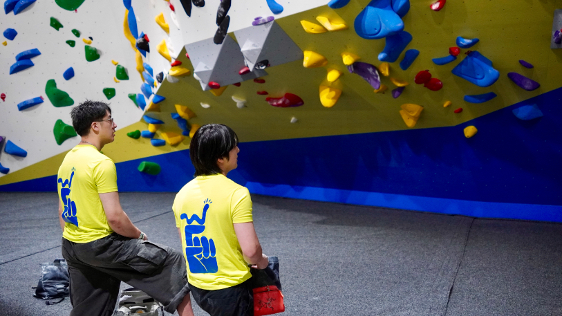 Climbers chatting on the mats between climbs