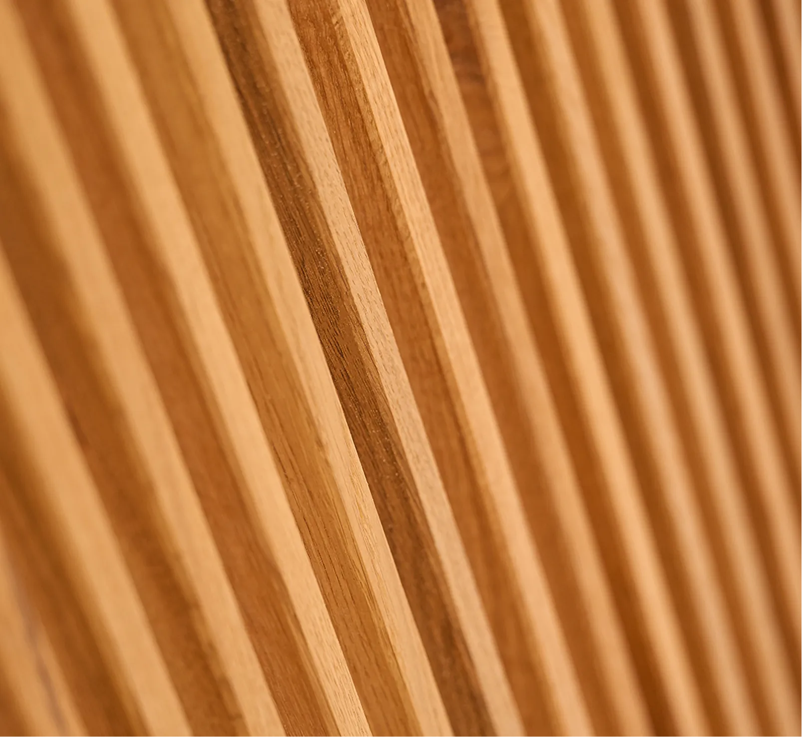 Surface en bois avec des rainures étroites parallèles formant un motif en relief.