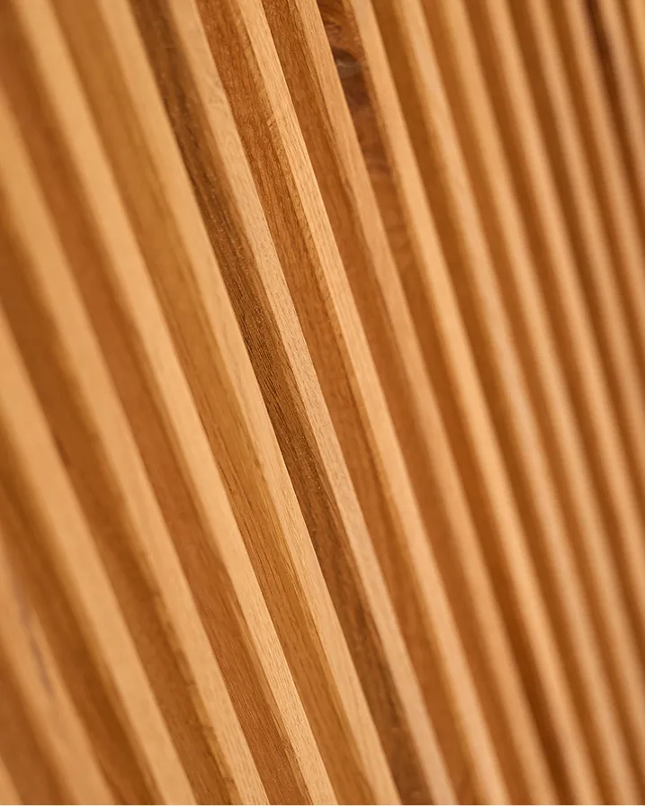 Détails en gros plan de lames de bois parallèles et verticales avec une texture lisse et naturelle.