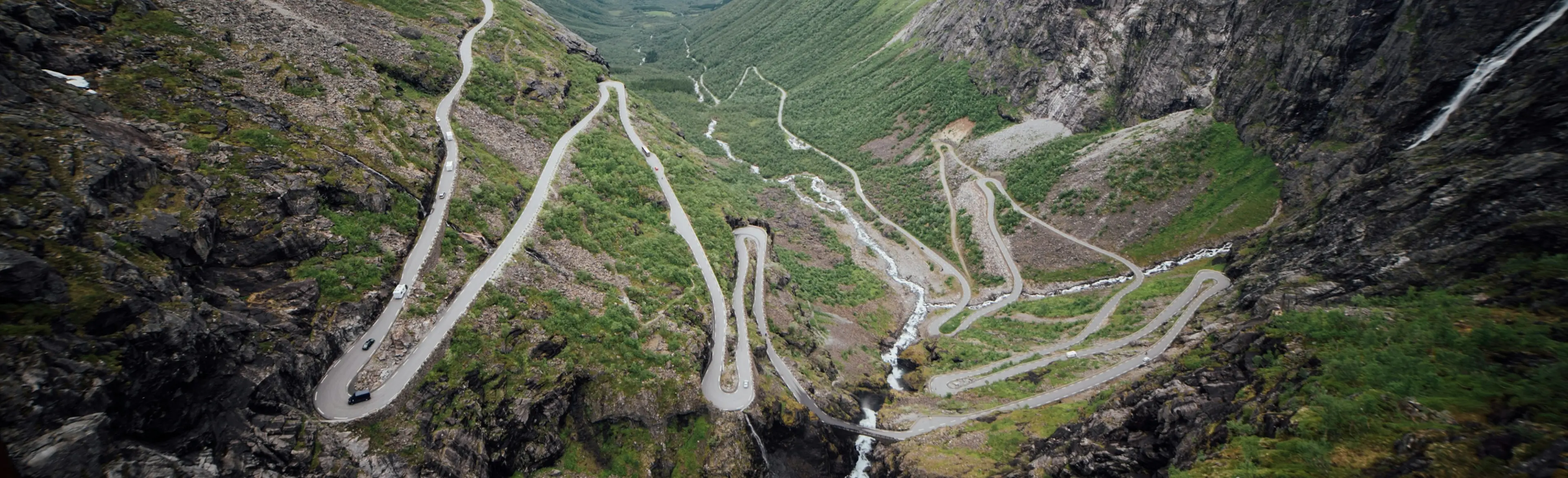 Hegyi szerpentin út.