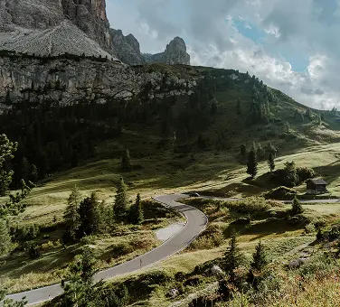 Aszfalt út kanyarog sziklás hegyek között.