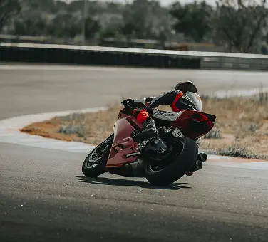 Motoros kanyarodás közben a versenypályán.