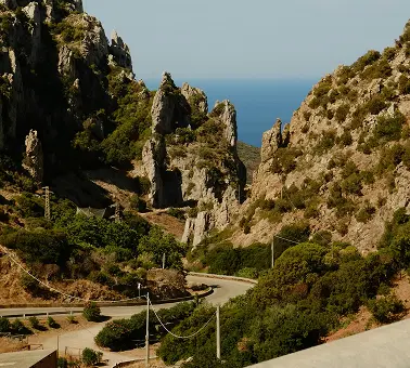 Aszfalt út kanyarog a sziklás hegyek között a tenger felé.