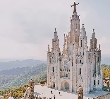 A Barcelonához közeli Szent Szív-templom napsütéses időben.