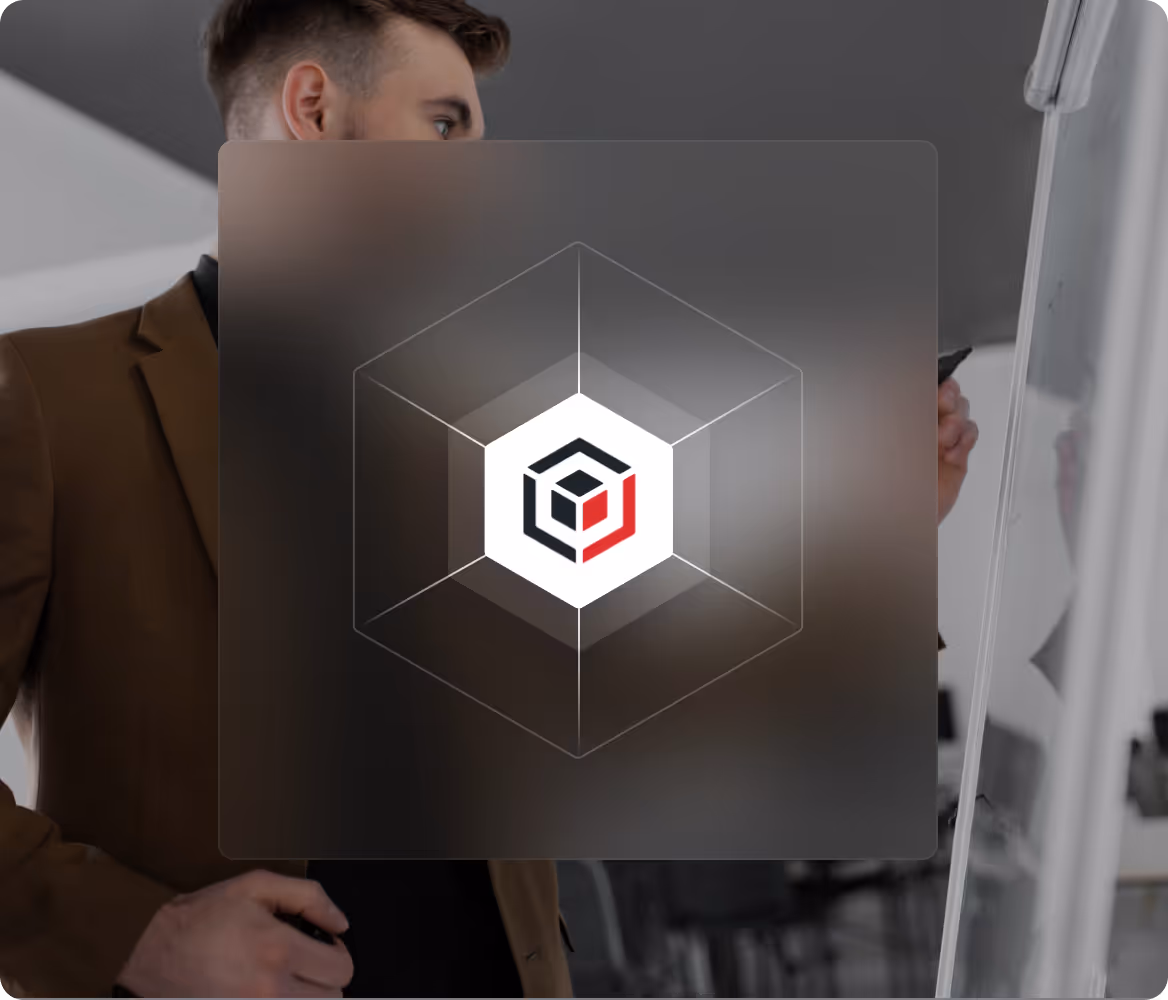 Junger Mann mit braunem Sakko schreibt oder zeichnet auf eine Glaswand oder Tafel im Büro.