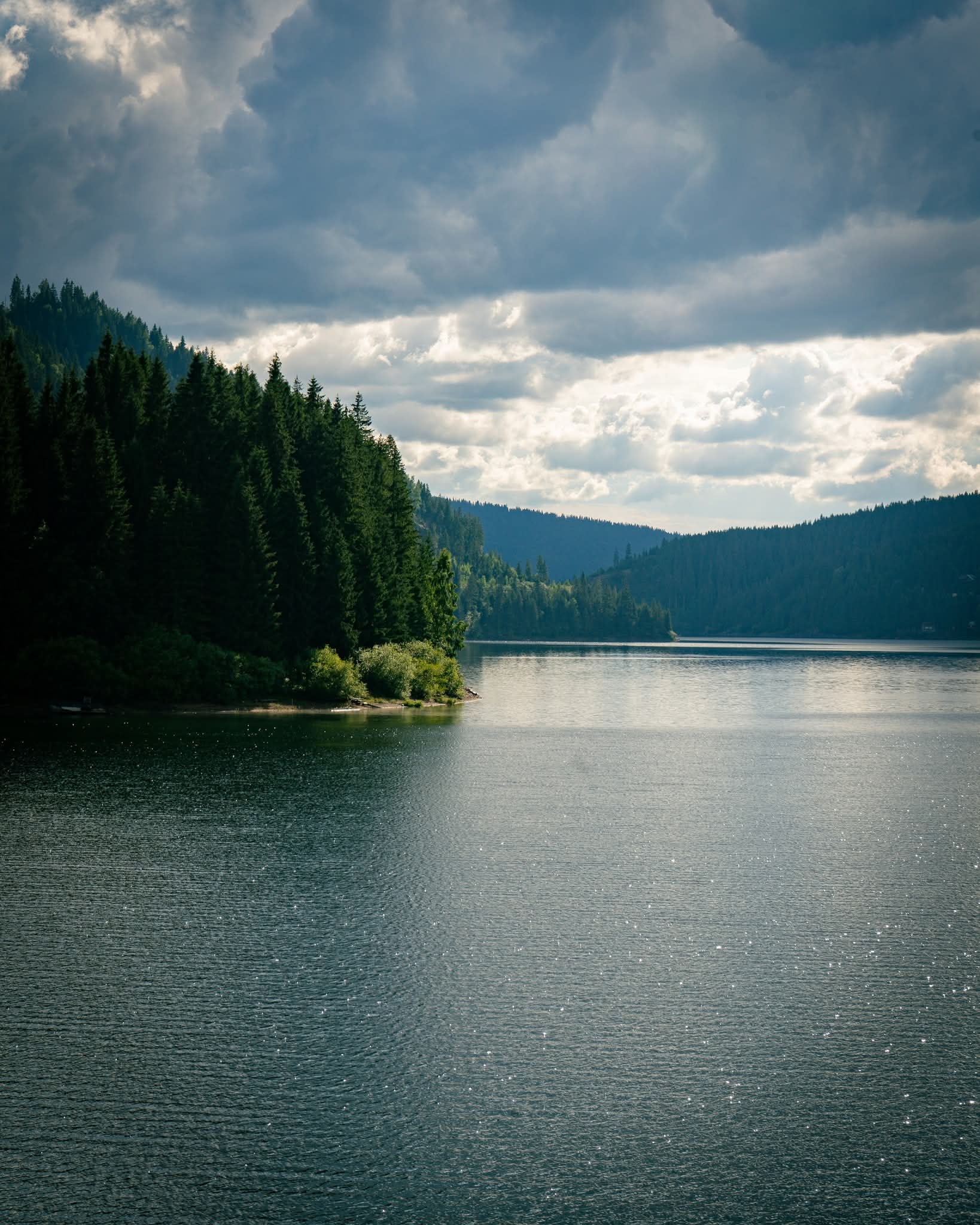 Belis-caiace-apuseni-lac-apa-plimbari-barca