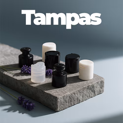 Banner “Tampas” com diferentes modelos de tampas plásticas em cenário minimalista.