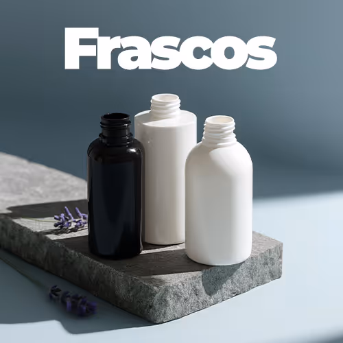 Banner da categoria “Frascos” com três frascos plásticos (preto e brancos) sobre pedra.