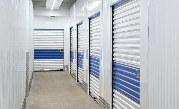 Comment la surveillance par caméra et le contrôle d'accès fonctionnent-ils dans le self-stockage ?