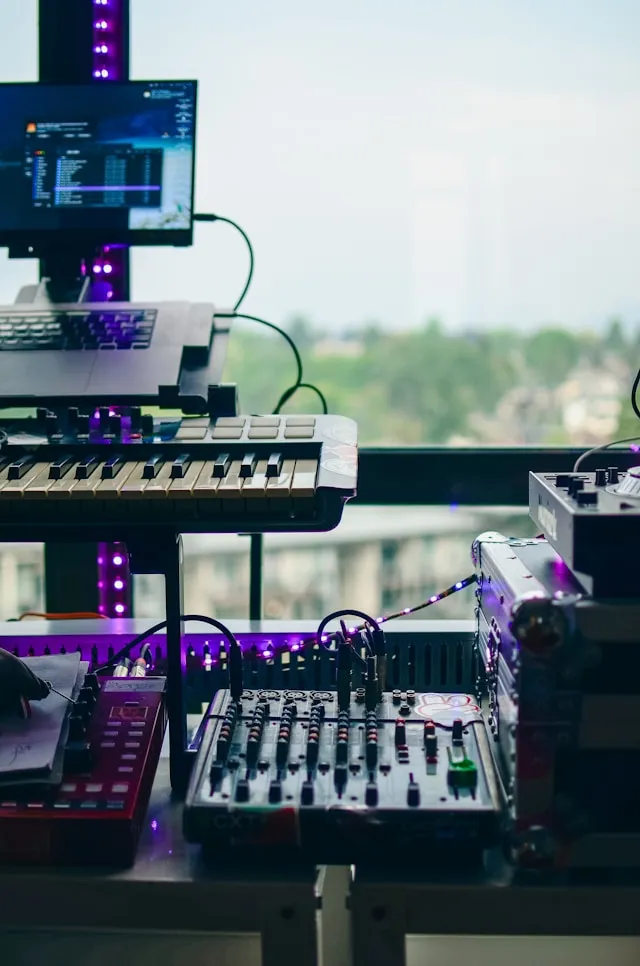 Grote events organiseren zonder chaos: props, lichtletters en kabels slim bewaren