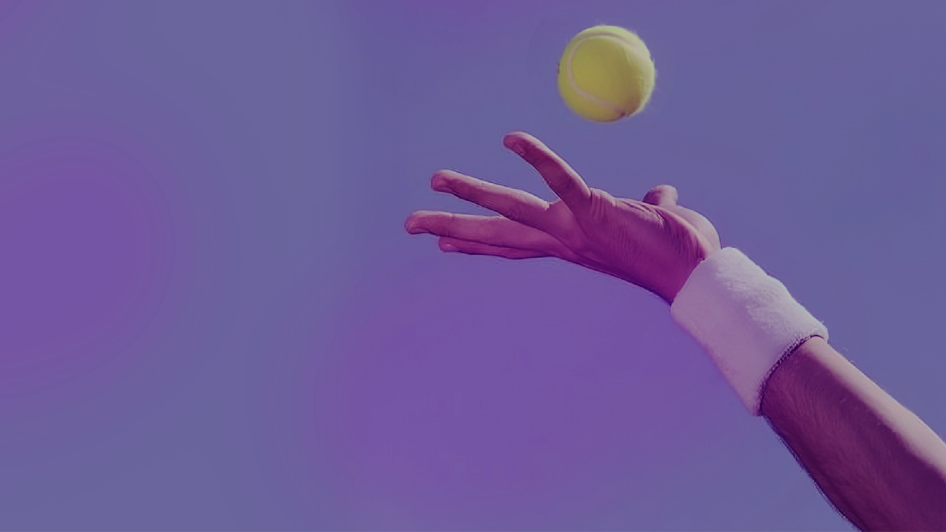 Mano di un tennista che lancia una pallina in aria