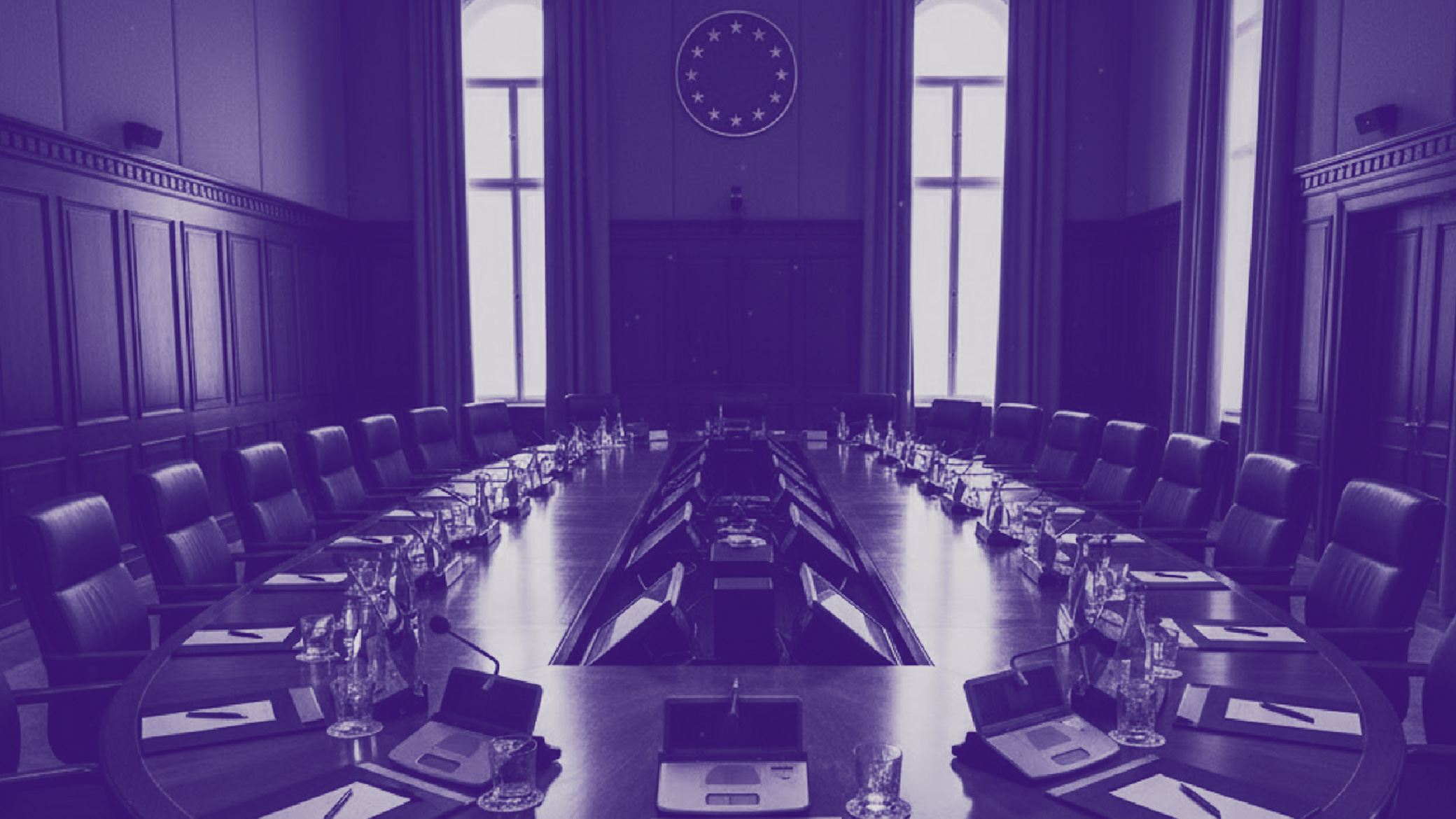 Sala riunioni istituzionale, con un lungo tavolo e postazioni attrezzate per incontri decisionali e di governance.