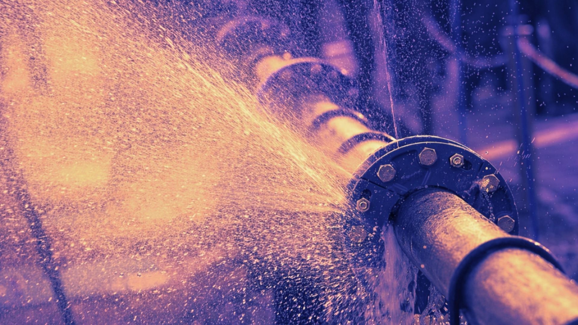 Tubatura del sistema idrico con perdita d’acqua in pressione