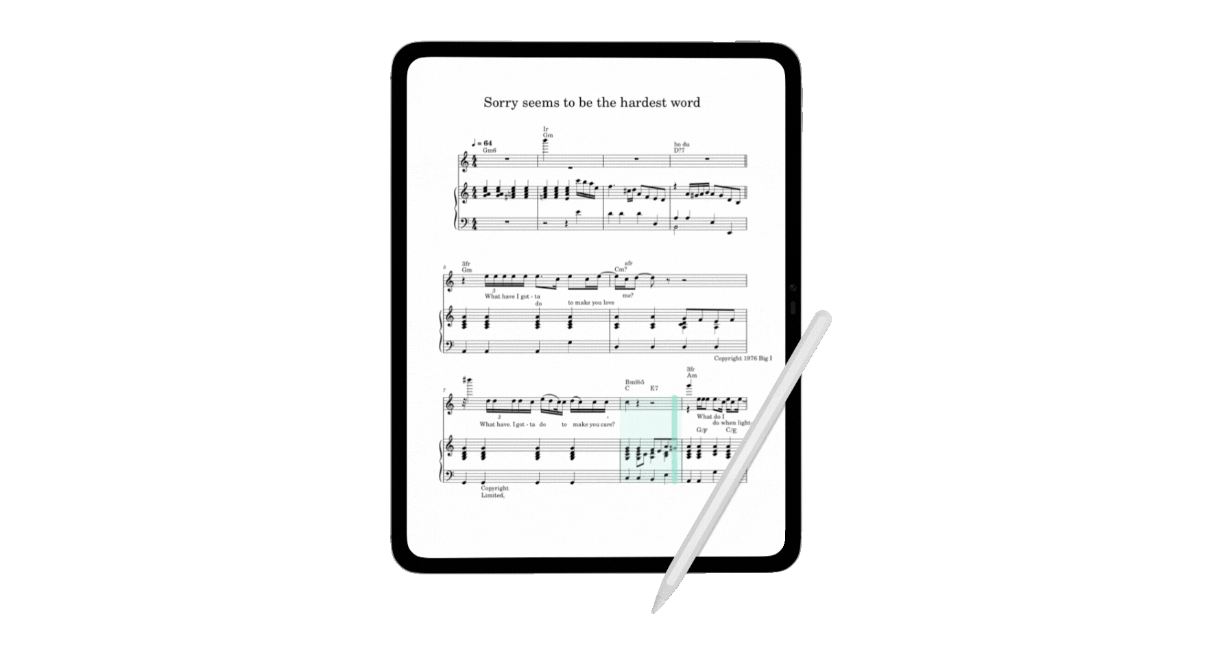 Tablette affichant une partition musicale intitulée « Sorry seems to be the hardest word » avec un stylet blanc posé sur la droite.
