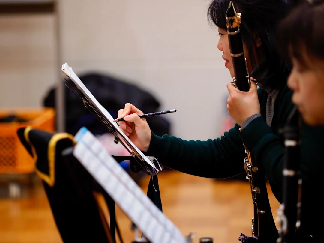I musicisti dell'orchestra consultano un'app di spartiti su un tablet durante una prova.