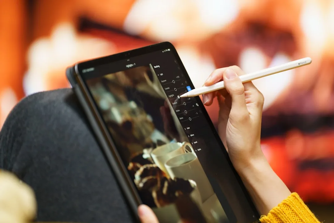 Tavoletta su cui è visualizzata una partitura musicale annotata a mano con uno stilo