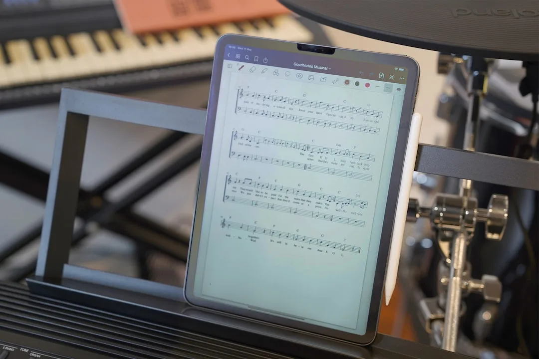 Schermo di un iPad che mostra spartiti musicali con strumenti di annotazione e controlli di trasposizione visibili.