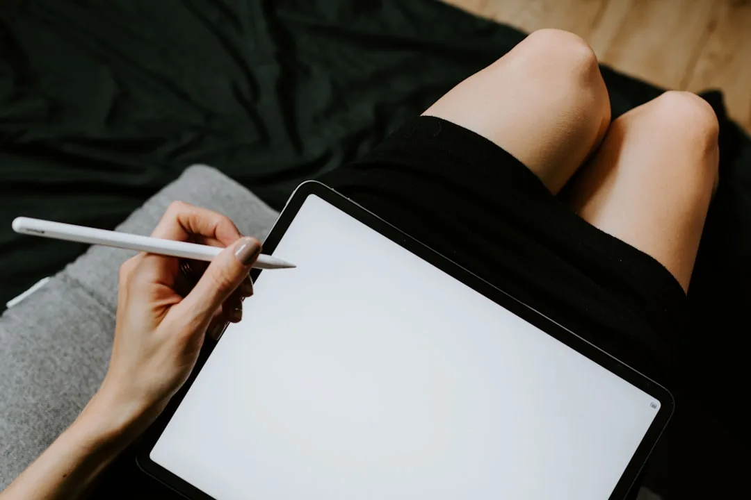 La mano di un musicista mentre annota uno spartito su iPad con l'Apple Pencil