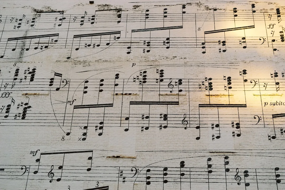Partitura musical anotada en una tableta con marcas realizadas con un lápiz de color para indicar la digitación