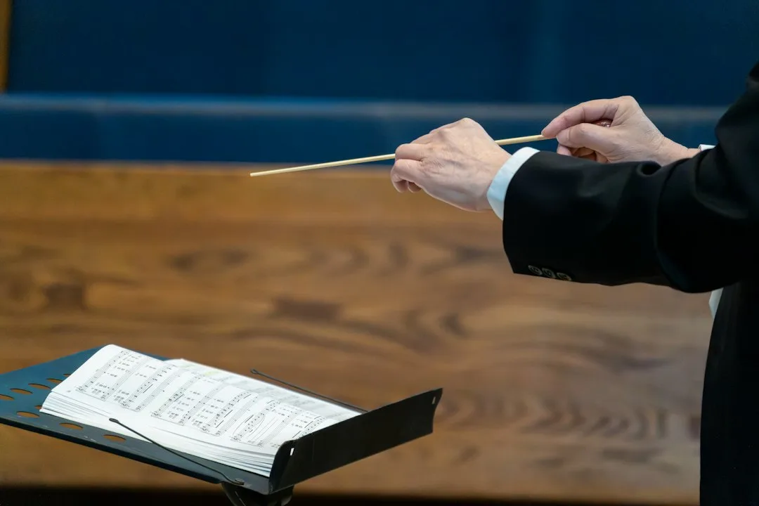 Chef d'orchestre annotant une partition numérique sur tablette tactile avec un stylet