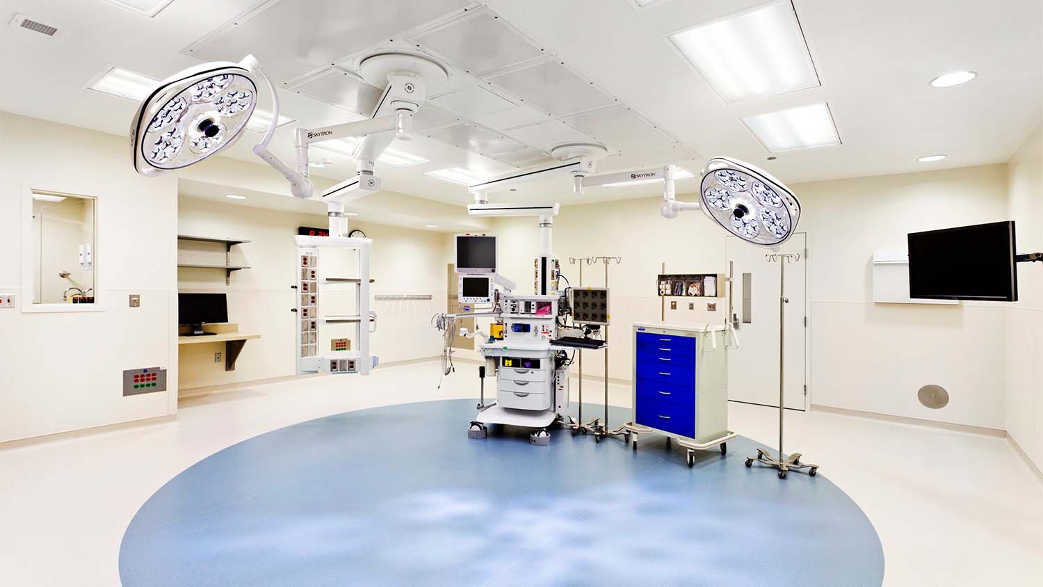 Surgery room in University of Tennessee Medical Center Surgery Center by Johnson & Galyon