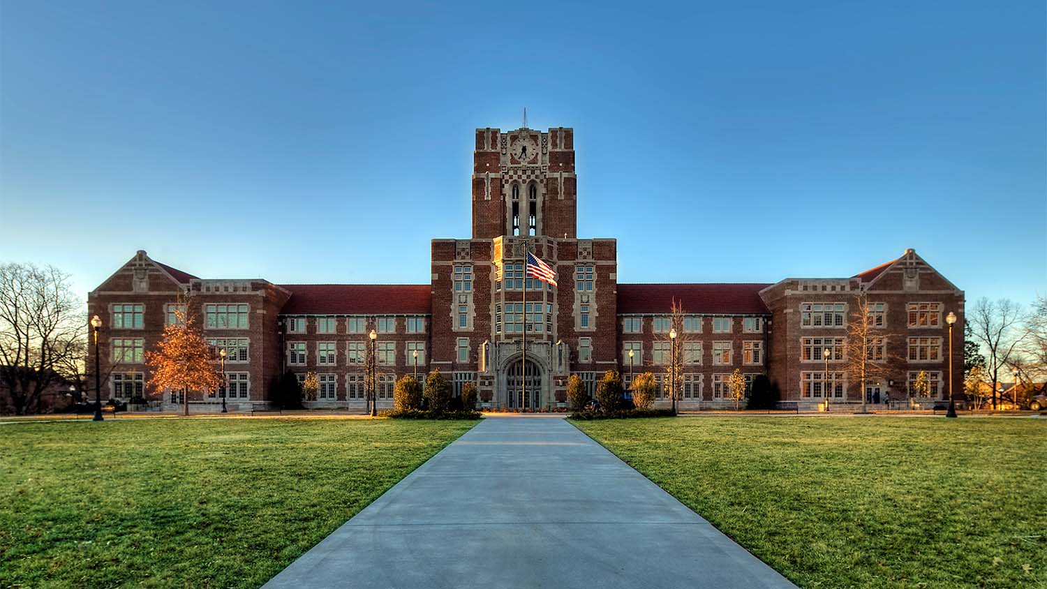 Front view of University of Tennessee Ayres Hall