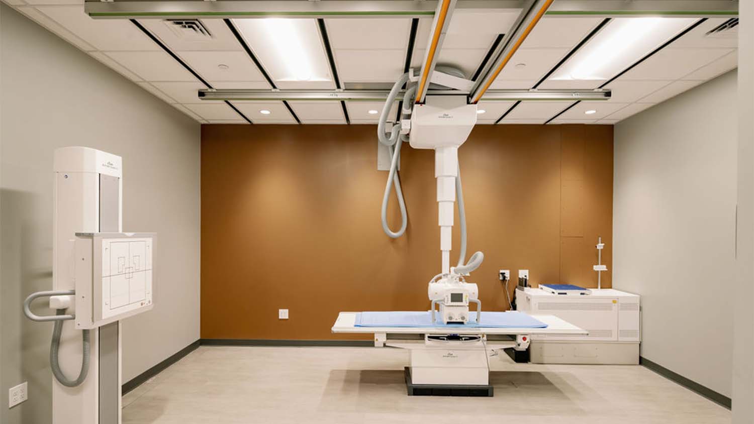 Patient room of the Knoxville Orthopedic Clinic Ortho Tennessee North Medical Office Building by Johnson & Galyon