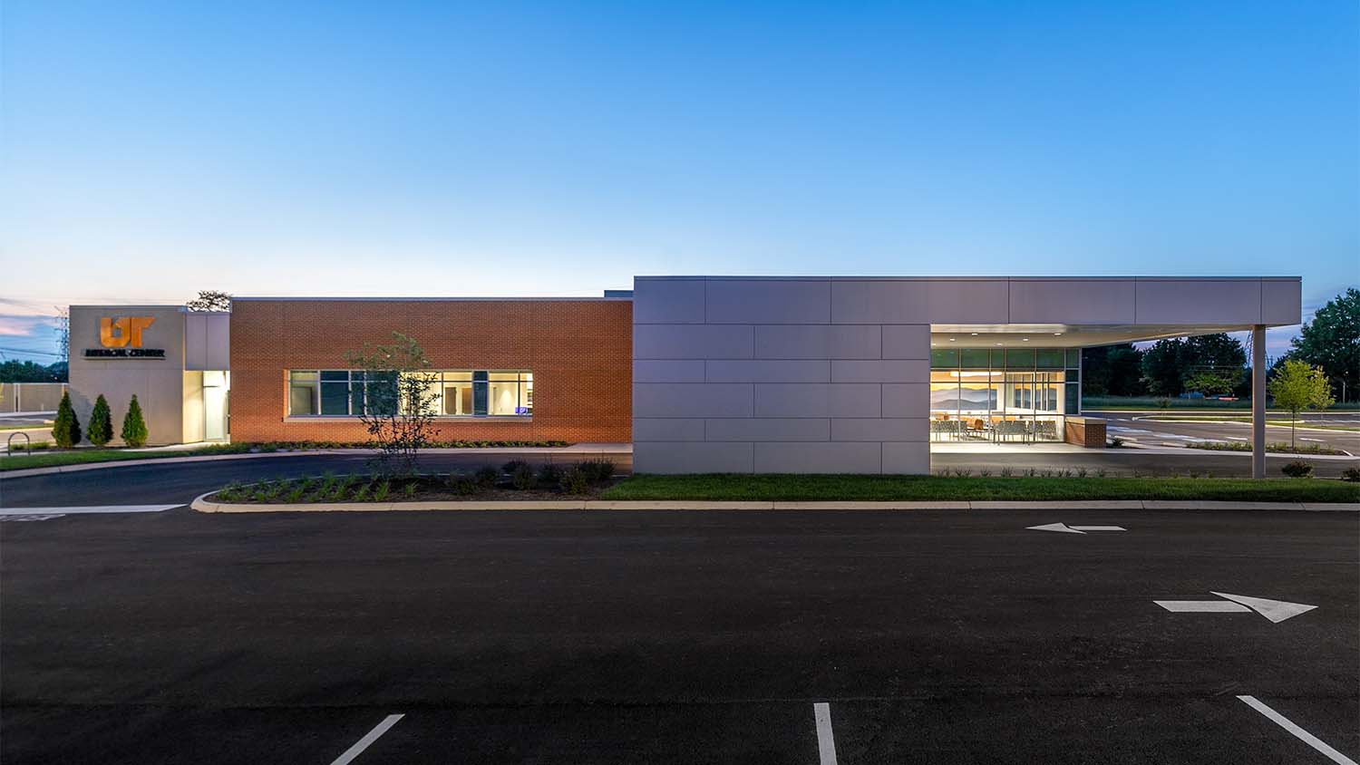 Outside view of the University Health System Blount County Cancer Center by Johnson & Galyon