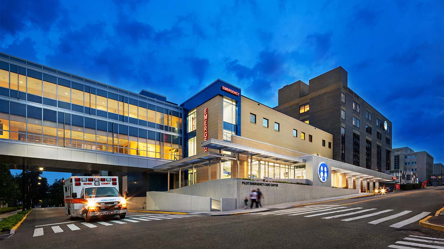 Exterior night view of the Dolly Parton Children's Hospital Emergency Department Expansion y Johnson & Galyon