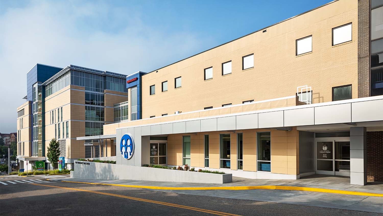 Entrance view of the Dolly Parton Children's Hospital Emergency Department Expansion y Johnson & Galyon